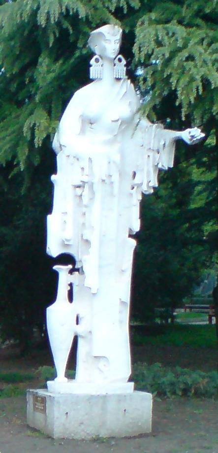 емблематичната скулптура Тракийка държаща роза на централния площад 